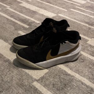 Nike boys Black and Gold Low-Top Athletic Sneakers